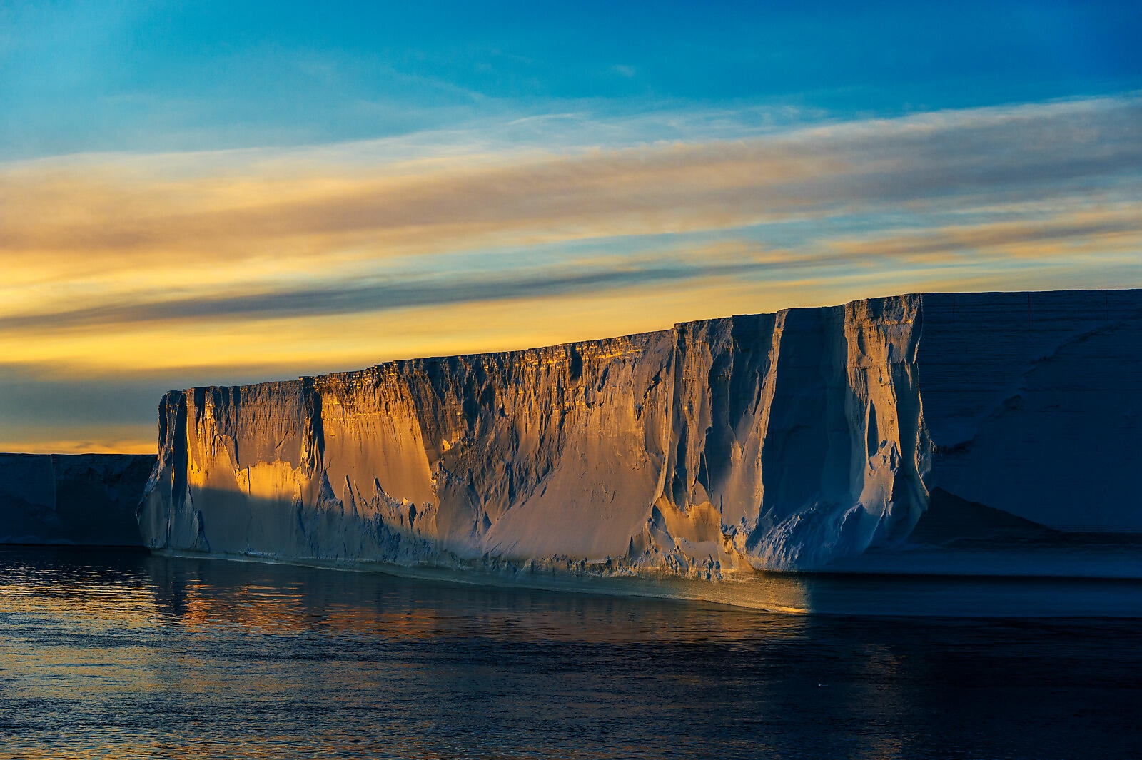 Iceberg Tabulaire -Antarctic Sound- Nord est de la.jpg