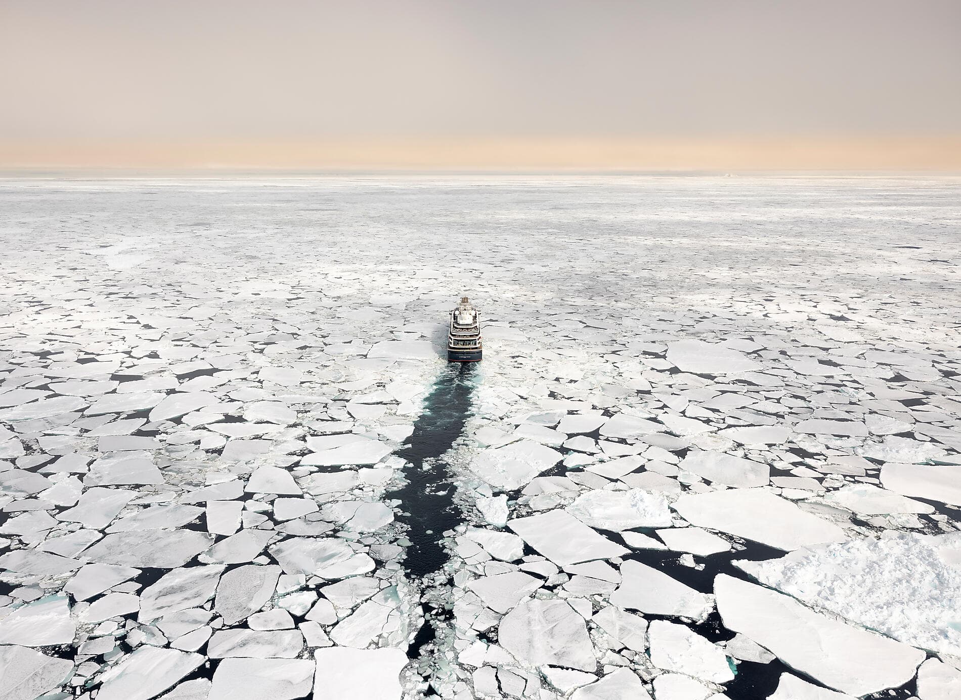 Transarctique, la quête des deux pôles Nord ©PONANT_Julien-Fabro