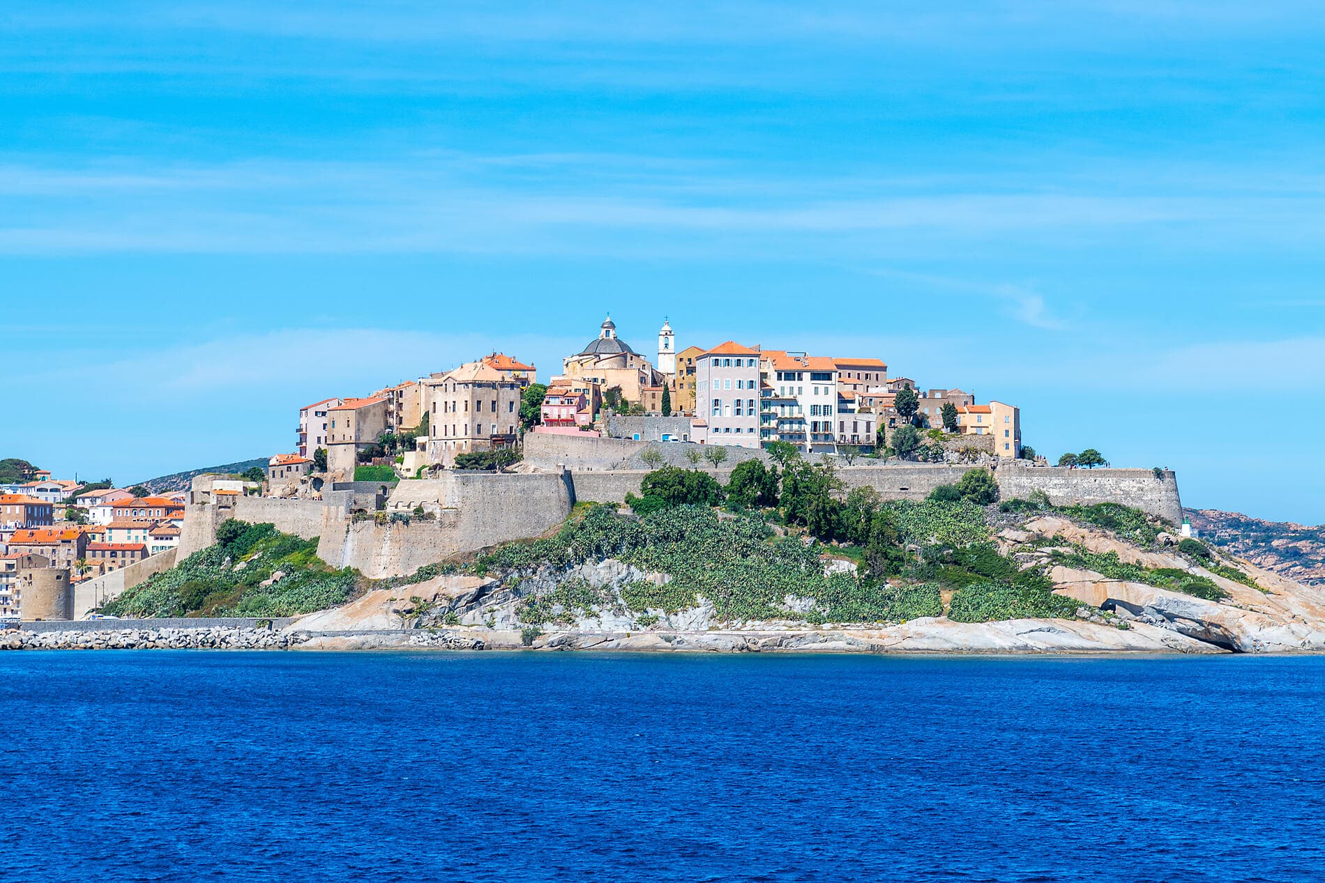 Rivages corses sous les voiles du Ponant 