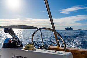 Tour de l’île en bateau et snorkeling*